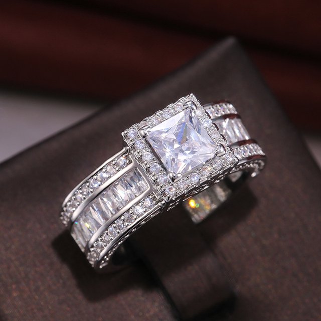 Eclat Elegance: Red Carpet Radiance Collection "Solid Rock Ring"