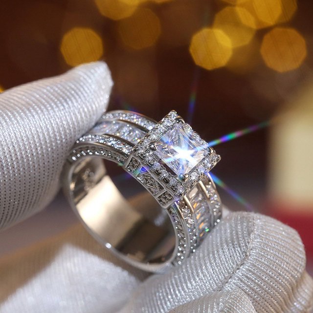 Eclat Elegance: Red Carpet Radiance Collection "Solid Rock Ring"